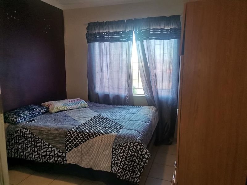 Two-bedroom, one-bathroom townhouse for sale in Soweto - Photo 6