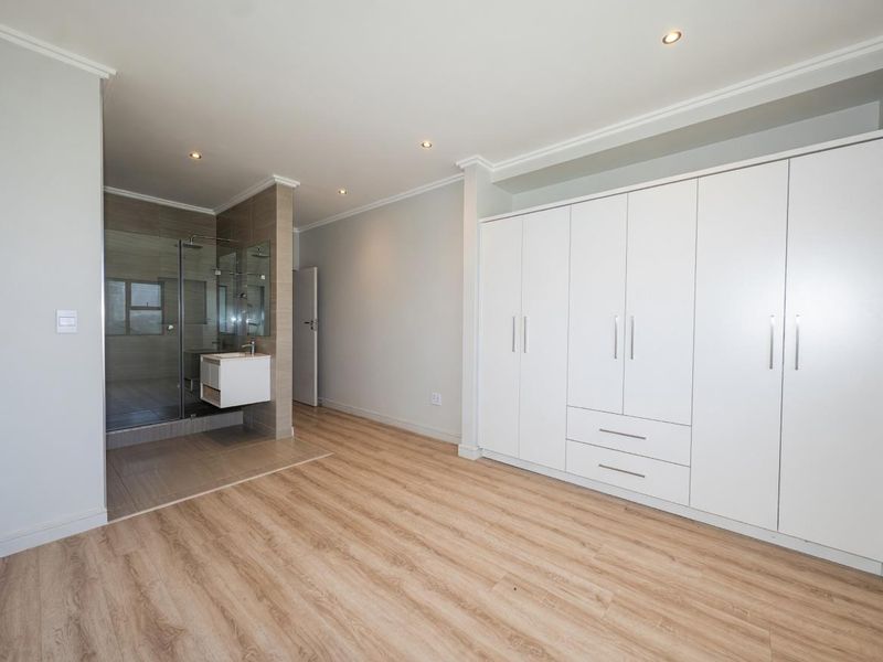 VERY PRIVATE AND MODERN 2 BEDROOM GROUND FLOOR UNIT IN BRYANSTON FOR RENT!! - Photo 3