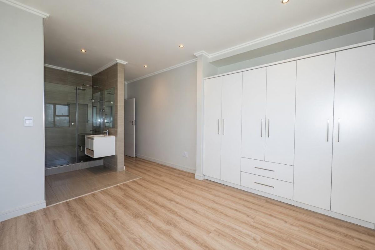 VERY PRIVATE AND MODERN 2 BEDROOM GROUND FLOOR UNIT IN BRYANSTON FOR RENT!! - Photo 3