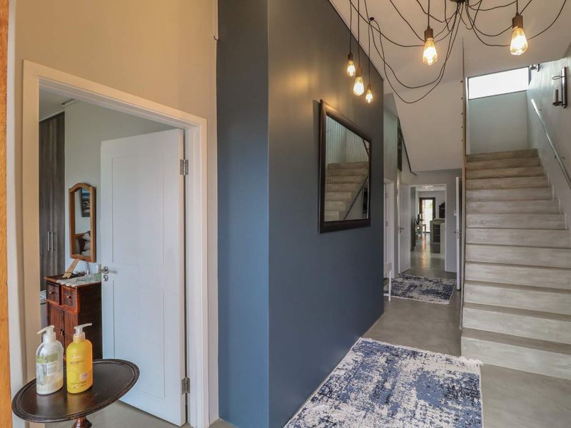4 Bedroom Luxurious Family Home with Panoramic Ocean View - Photo 3