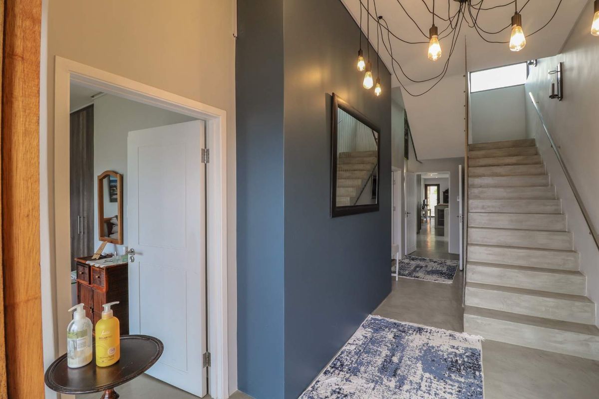 4 Bedroom Luxurious Family Home with Panoramic Ocean View - Photo 3