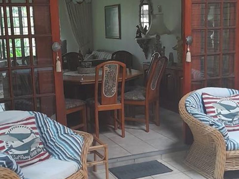 A generous corner stand, offering ample space and privacy. - Photo 8