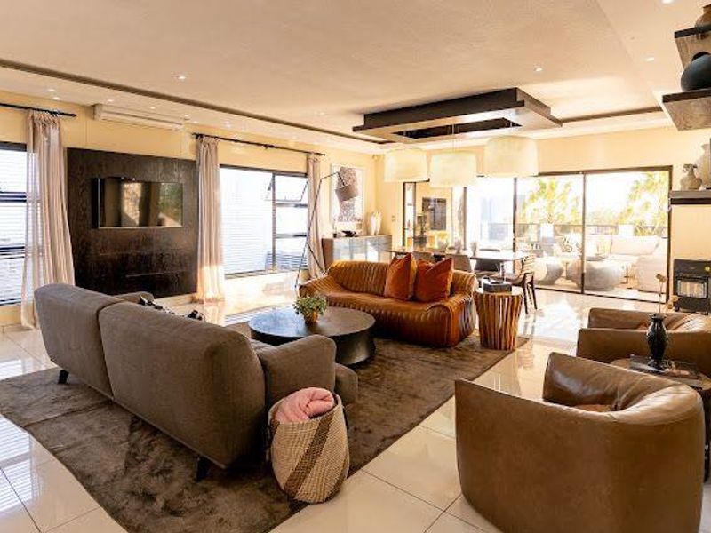 Elegant Family Home with Modern Comforts and an Endless View - Photo 7