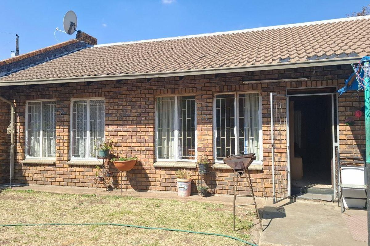 Low Maintenance Facebrick Gem: Work & Live Here! - Photo 2