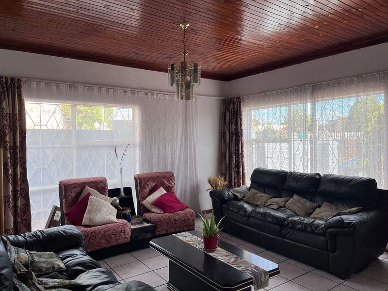 Beautiful Freestanding House For Sale in Khomasdal, Windhoek - Photo 3