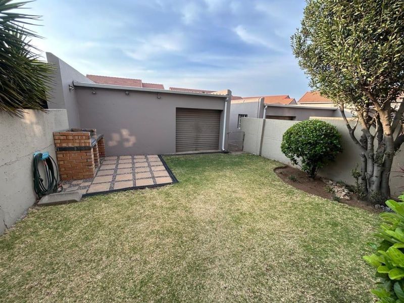 Modern 3-Bedroom Duplex Townhouse in a Secure, Lifestyle Estate - Photo 3
