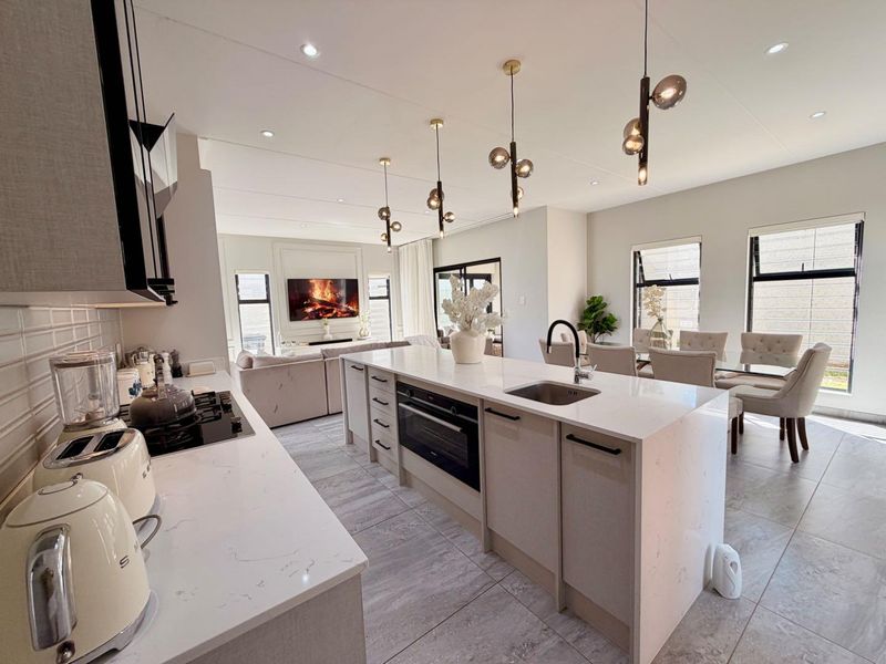 Elegant Double-Storey Living in the Heart of Sought-After Carlswald - Photo 8