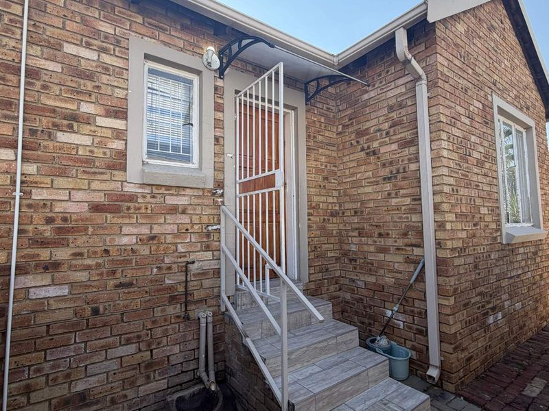 Charming Two-Bedroom Unit with private Garden - Photo 2