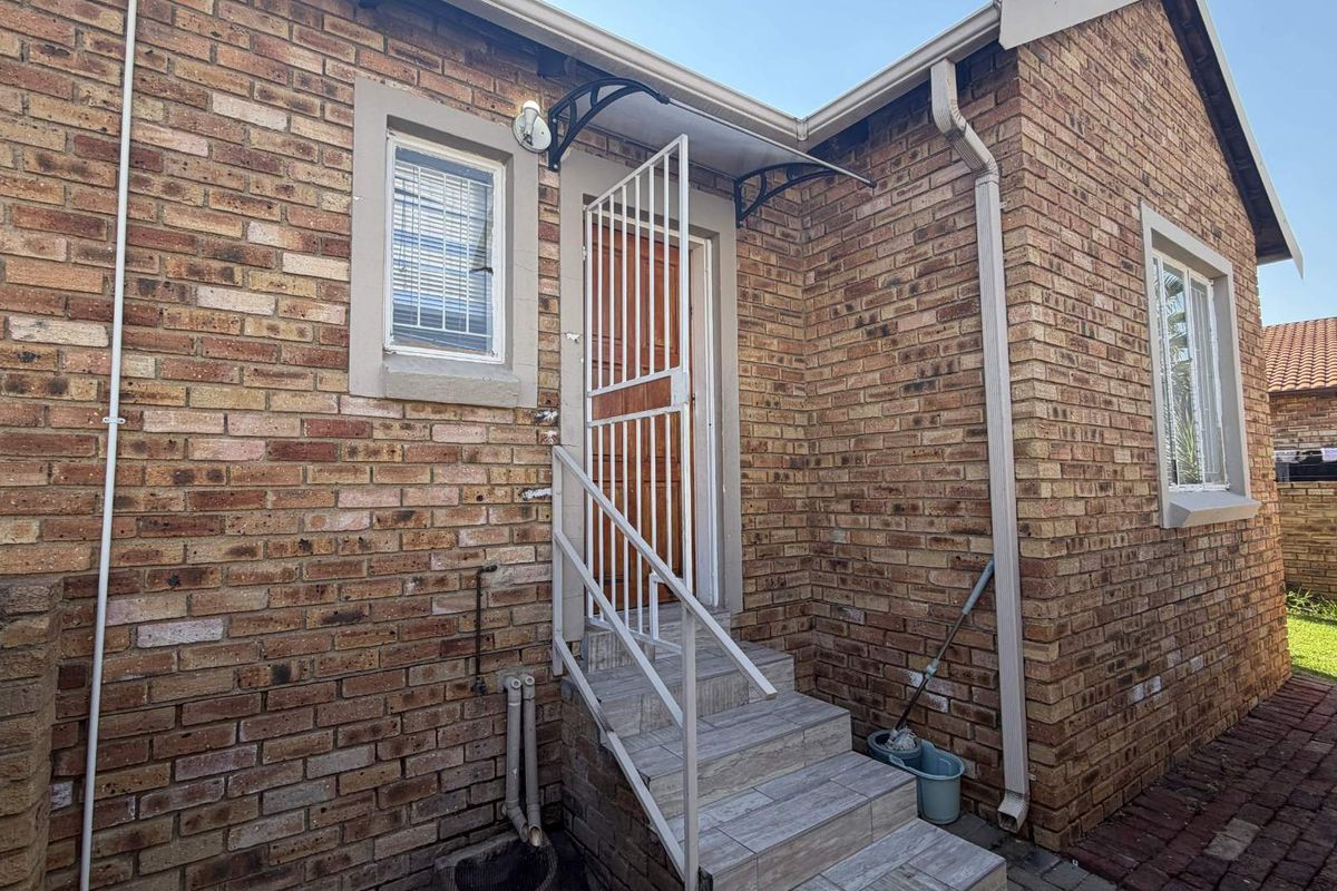 Charming Two-Bedroom Unit with private Garden - Photo 2