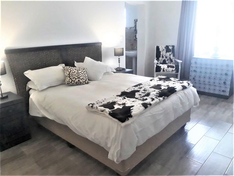 3 Bedroom House with 3 Flats for Sale - Outjo - Photo 6