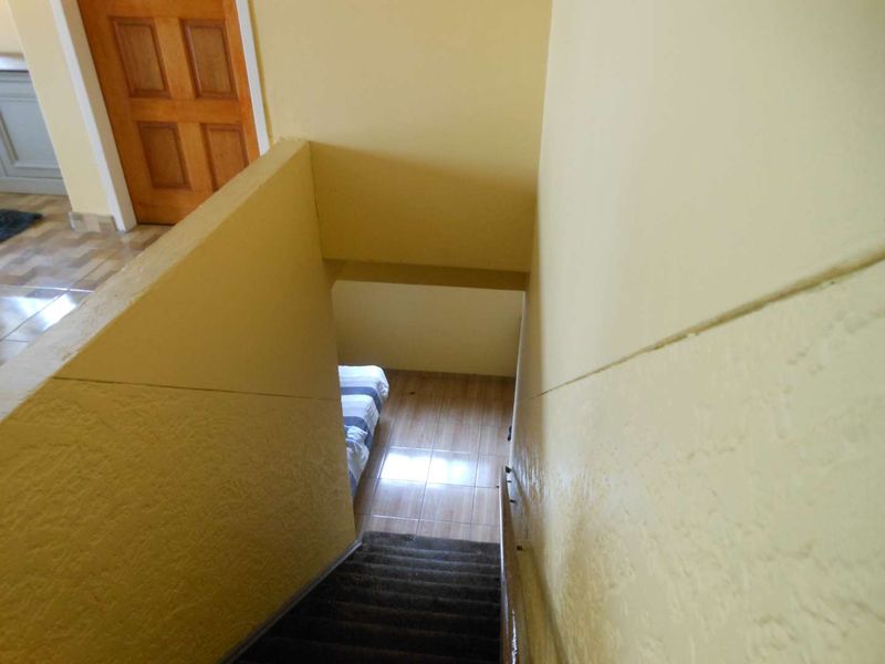 Upstairs 3 bedroom unit - Photo 9