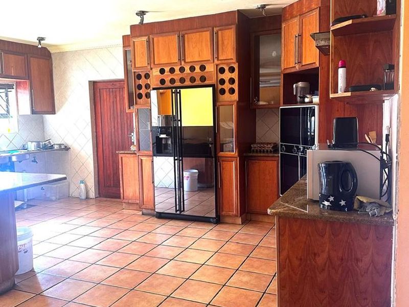 Spacious 3-Bedroom Family Home with Pool and Green Belt Views - Photo 1