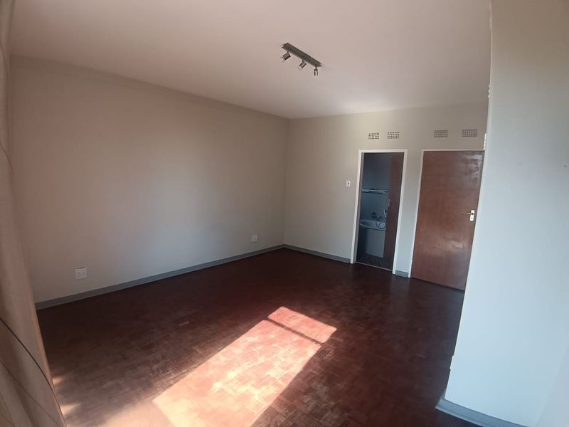 Modern 3-bedroom 2- bathroom 1st floor apartment with sun room and pool area in walking distance from Germiston Lake - Photo 6