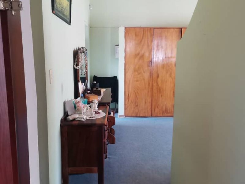 For sale - Hentiesbay "Spacious Serenity: 2-Bedroom House with Garden & Garages! - Photo 8