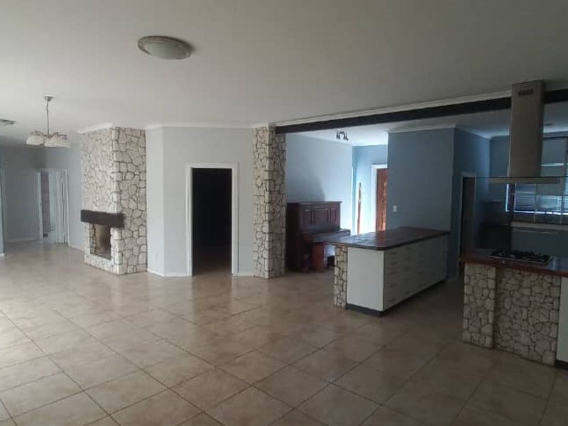 SPACIOUS FAMILY HOUSE AT ROSSMUND !! - Photo 5