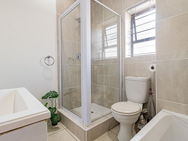 Stylish Corner Loft Apartment in a Sought After Estate - Photo 9