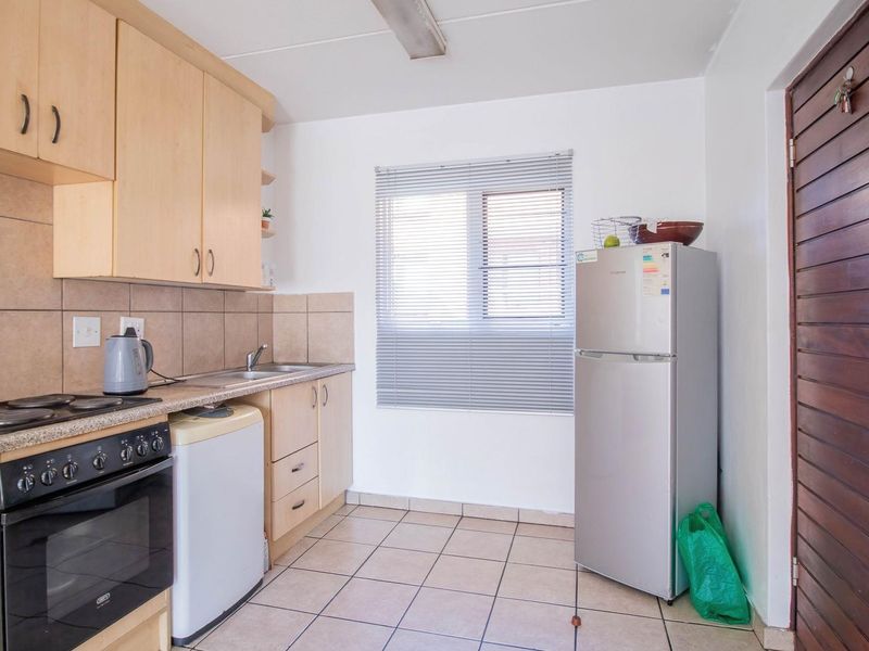 Beautiful Two bedroom apartment in a security complex - Photo 2