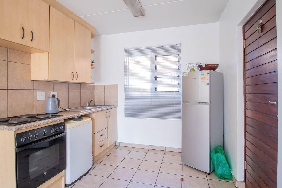 Beautiful Two bedroom apartment in a security complex - Photo 2