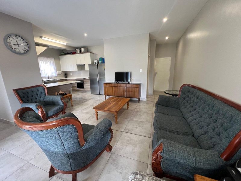 Four-Bedroom, Two-and-a-Half Bathroom Semi-Detached Residence in a Secure Estate - Photo 4