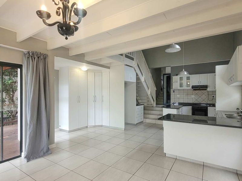 4 Bedroom Home Palm Lakes Estate - Photo 10