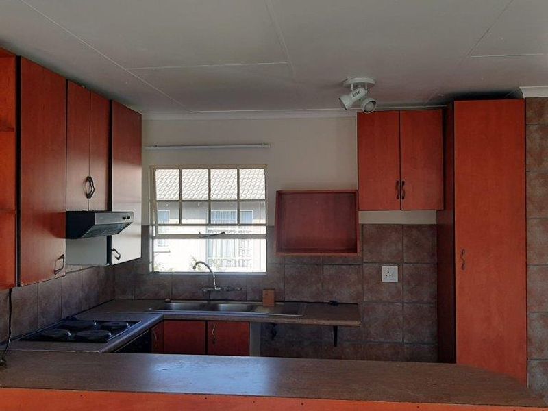 Newly renovated 1st floor unit - Photo 6