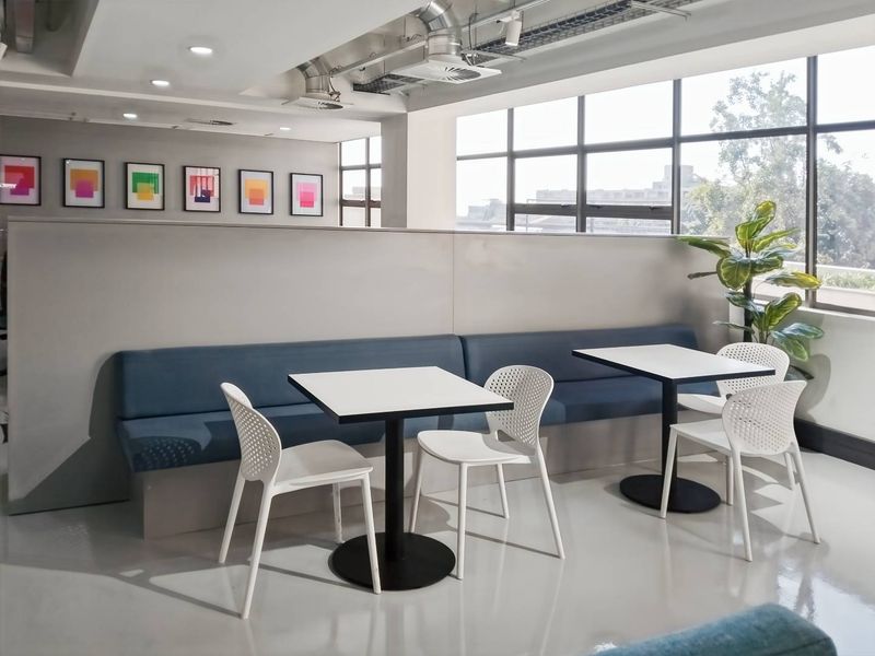 Serviced office space for 10 persons in Regus Craddock Square Rosebank - Photo 7