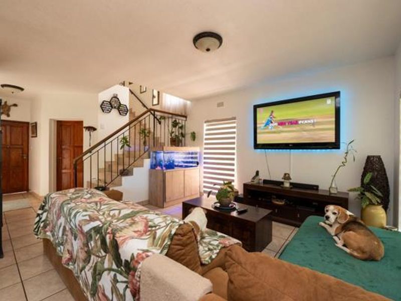 3 Bedroom Family Home in a Secure Glenvista Gardens Complex - Photo 7