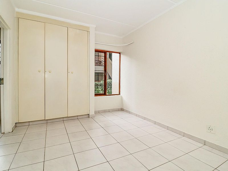 Ideal First Time Buy - Secure Lock-Up and Go Garden Unit. - Photo 6