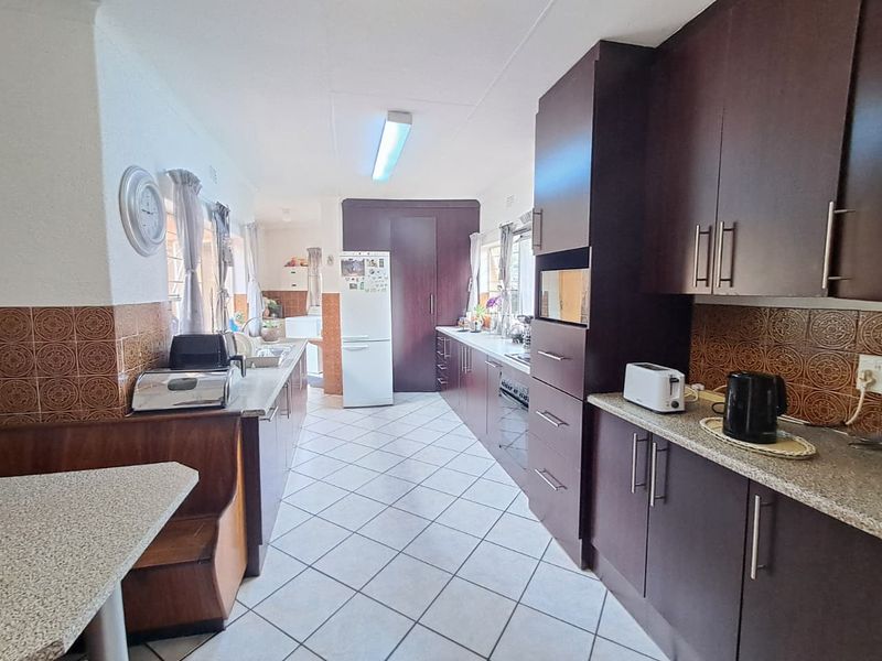 3 Bedroom House for Sale in Brackenhurst - Photo 2