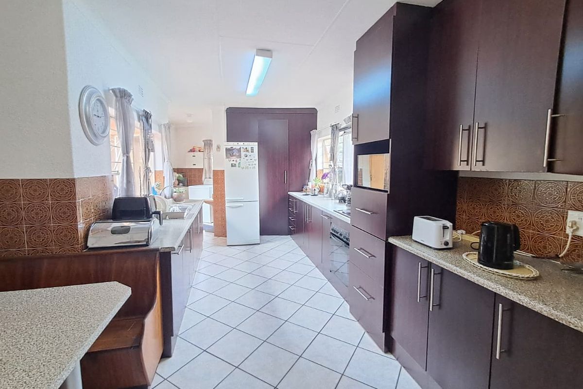 3 Bedroom House for Sale in Brackenhurst - Photo 2