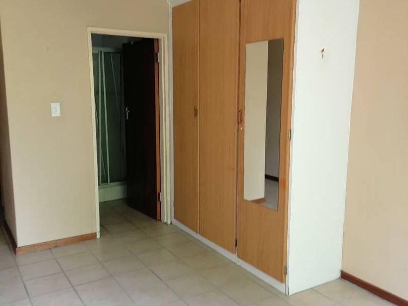 BACHELOR FLAT TO RENT - Photo 8