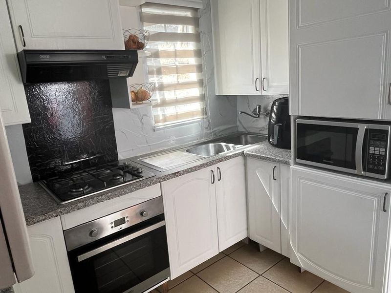 Property in South Hils - Photo 2