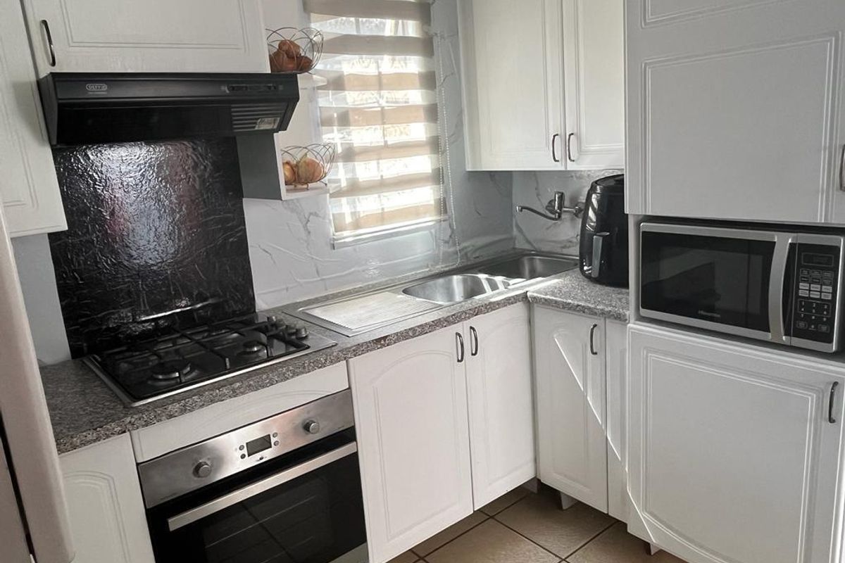 Property in South Hils - Photo 2