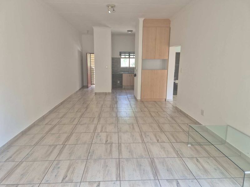 Charming Two Bedroom Apartment in Secure Estate - Photo 2