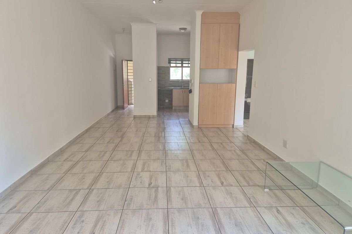 Charming Two Bedroom Apartment in Secure Estate - Photo 2