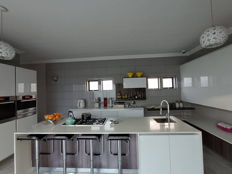 MIDSTREAM SECURITY ESTATE - 5 BEDROOMS - 4.5 BATHROOMS - 4 GARAGES - Photo 2