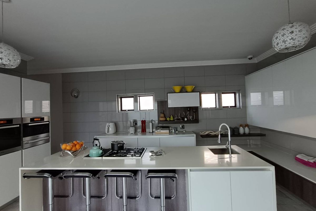 MIDSTREAM SECURITY ESTATE - 5 BEDROOMS - 4.5 BATHROOMS - 4 GARAGES - Photo 2