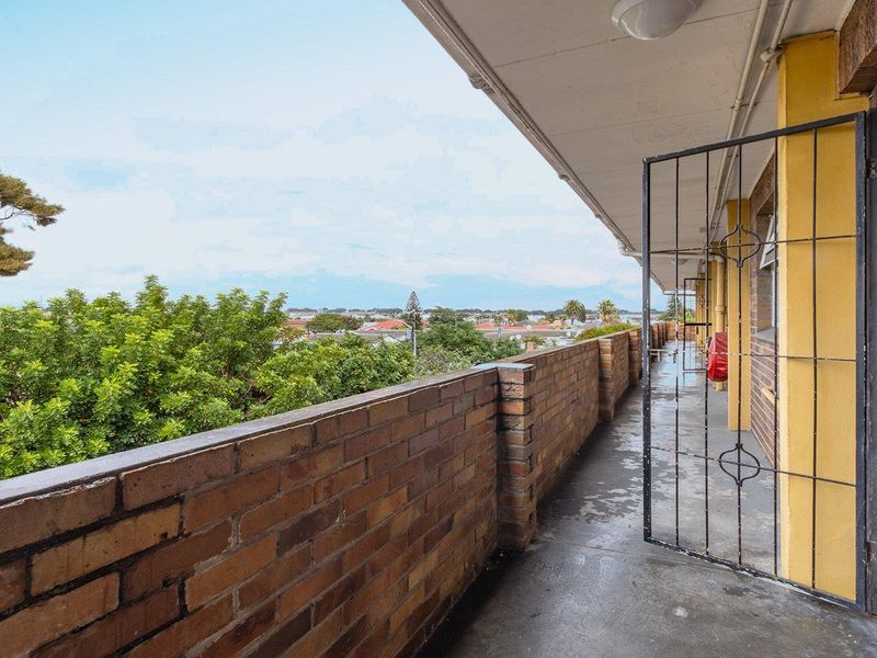 Spacious 2-bedroom apartment in the heart of Parow Valley, - Photo 3