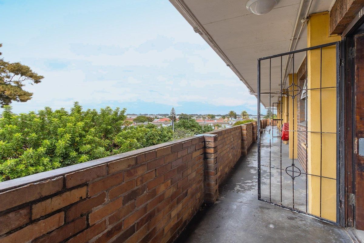 Spacious 2-bedroom apartment in the heart of Parow Valley, - Photo 3