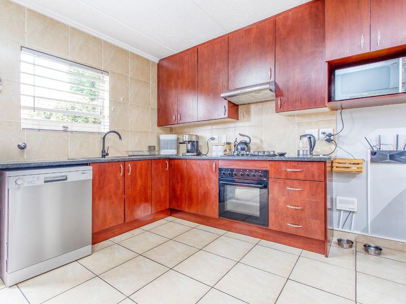 Stunning Duplex Townhouse with Water and Power Backup in Wilgeheuwel! - Photo 9