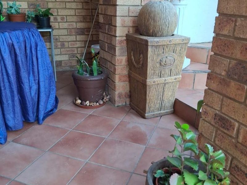 Stylish 3-Bedroom Townhouse in Secure Estate – Urgent Sale - Photo 2