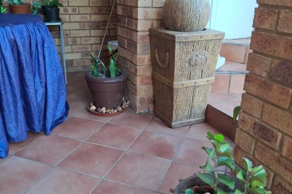 Stylish 3-Bedroom Townhouse in Secure Estate – Urgent Sale - Photo 2