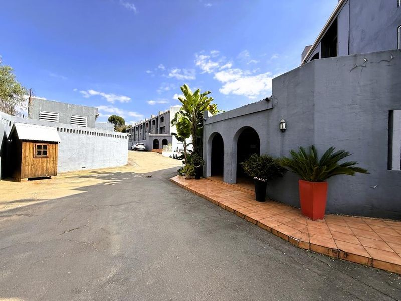 Top-Floor Comfort, Prime Position - Live Where Everything Is Within Reach! - Photo 1