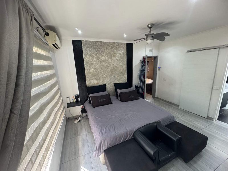 Large Modern Family Home - Photo 10