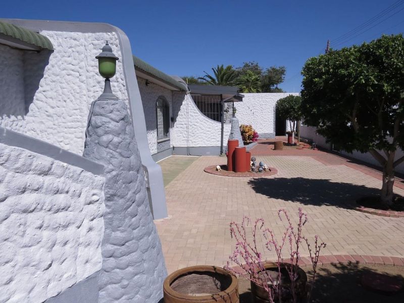 This impressive 3 bedroom family home of 391m2 is for sale in central Okahandja!! - Photo 2