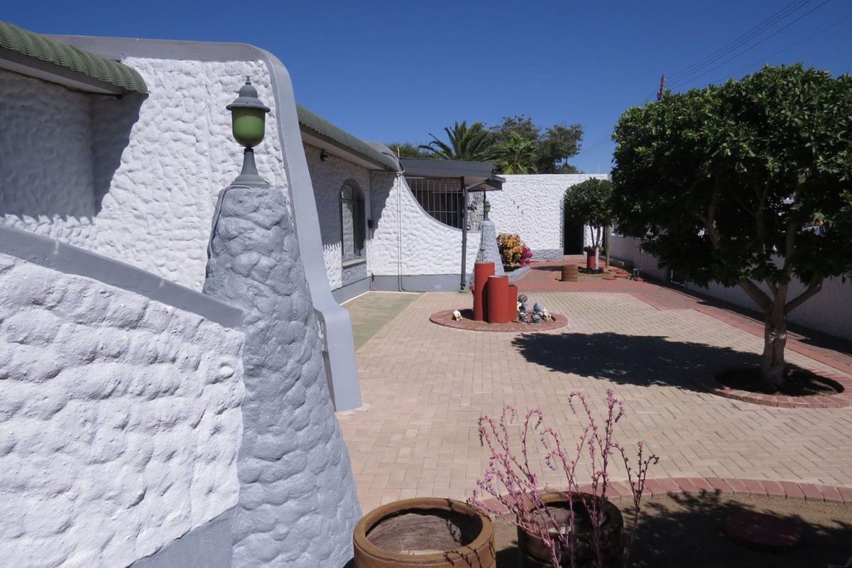 This impressive 3 bedroom family home of 391m2 is for sale in central Okahandja!! - Photo 2