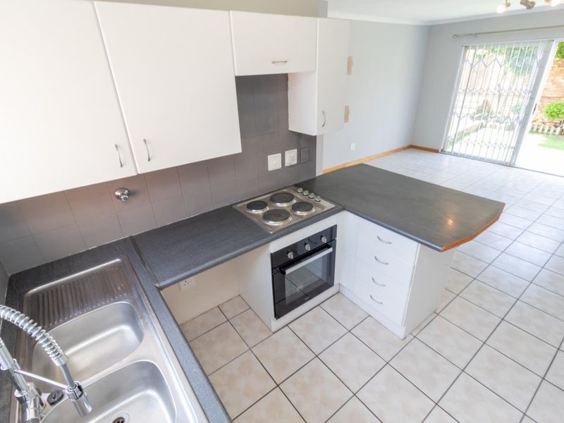 The perfect lock up and go for young proffesional, close to Christiaan de Wet and important amneities, Wilgeheuwel Hospital, Clearwater Mall - Photo 6