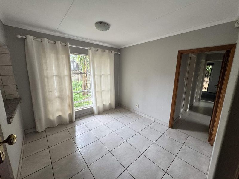 Elegant 4 Bedroom Family Home with Exceptional Entertainment Areas in Rooihuiskraal - Photo 4