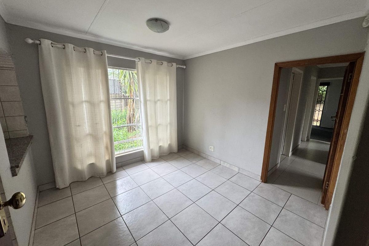 Elegant 4 Bedroom Family Home with Exceptional Entertainment Areas in Rooihuiskraal - Photo 4