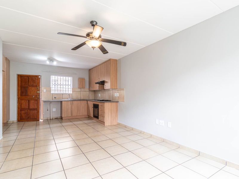 3 Bed 2.5 Bath Duplex To Let in Wilgeheuwel - Photo 4